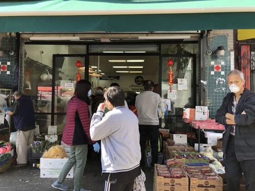 中国侨网华人超市店主冯女士提醒,购物时要小心有不法之徒进行信用卡诈骗。(美国《世界日报》/刘先进 摄)