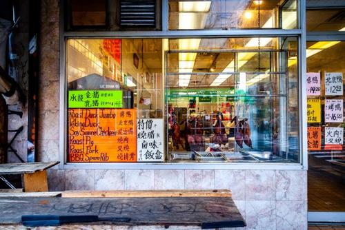 中国侨网纽约曼哈顿华埠百家餐厅重启寻生存，商改区推动申请户外餐位。(美国《世界日报》/张晨 摄)