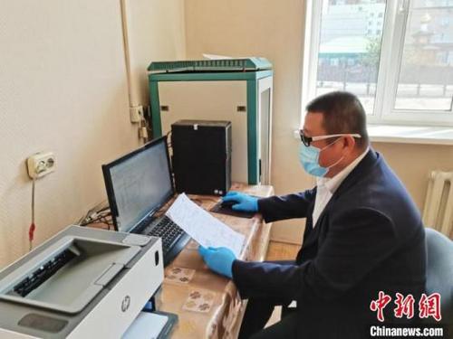 中国侨网图为许立民在工作中。哈铁提供