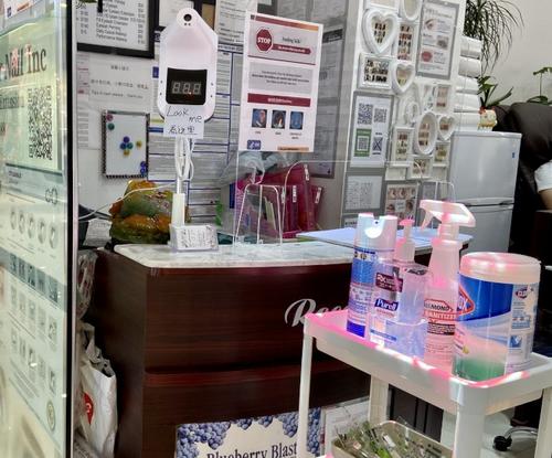 中国侨网美甲店门口摆放消毒用品,顾客进门手部先消毒。(美国《世界日报》朱蕾/摄)