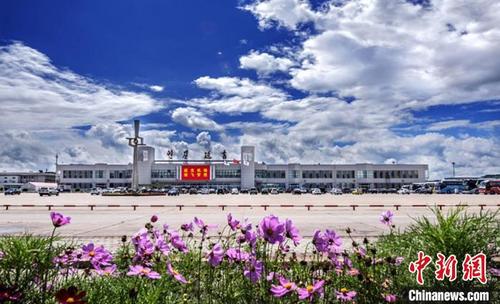 中国侨网延吉机场旅客吞吐量领跑中国东北地区支线机场，国际旅客占比连续多年占总旅客吞吐量45%左右，被誉为“最具国际范儿的支线机场”。（资料图）延吉机场供图
