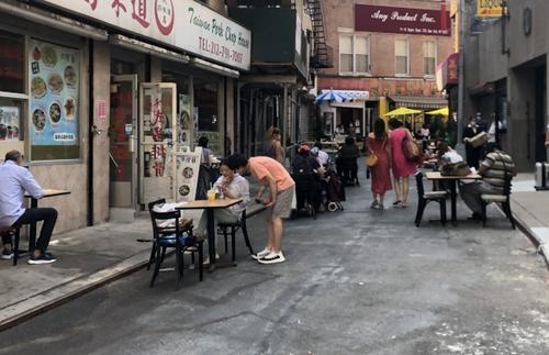 中国侨网纽约市恢复堂食遥遥无期。图为曼哈顿华埠户外营业的中餐馆。（美国《世界日报》/洪群超 摄）