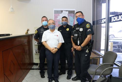 中国侨网西南管理区主席李雄(前排左一)到场欢迎中国城警分局重新开放,与警官们合影。(美国《世界日报》/封昌明 摄)