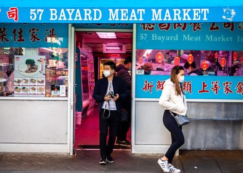 中国侨网一名在曼哈顿华埠作案多起的非裔窃贼，在华人超市偷包后被抓。(美国《世界日报》/张晨 摄)