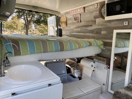 房车|美国华人夫妇打造“移动的家” 自驾房车边工作边旅行