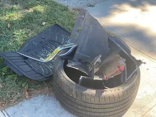 美國華裔屋主家中坐遇“飛來橫禍”新車及車庫被毀