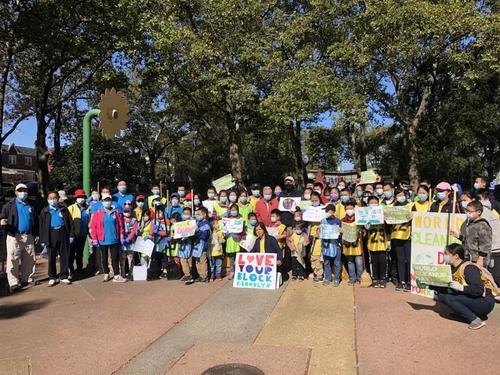 中国侨网纽约亲子互助会19日响应“国际清洁日”,带领约180名老少义工清洁8大道卫生。(美国《世界日报》/颜洁恩 摄)