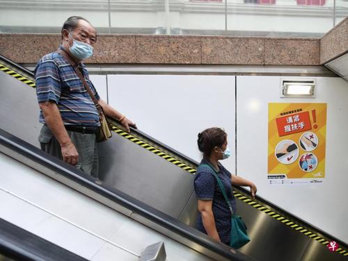 中国侨网牛车水地铁站A出口处的播音机,以英语、中文普通话、福建话及广东话,循环播放“请紧握扶手”的信息,提醒公众在使用电动扶梯时注意安全,墙上也贴上了相关告示。(新加坡《联合早报》/李健玮 摄)