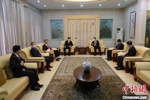 中国侨网当地时间9月23日,中国驻菲律宾大使黄溪连邀请菲华商联总会理事长林育庆博士、菲华各界联合会主席杨华鸿和菲律宾中国商会会长洪及祥作客使馆,共迎即将到来的中华人民共和国成立71周年和中秋佳节,并就中菲抗疫合作等议题进行交流。中国驻菲律宾大使馆供图