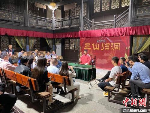 中国侨网侨界新生代人士观看“非遗”演出“三仙归洞”。 苏礼昊 摄