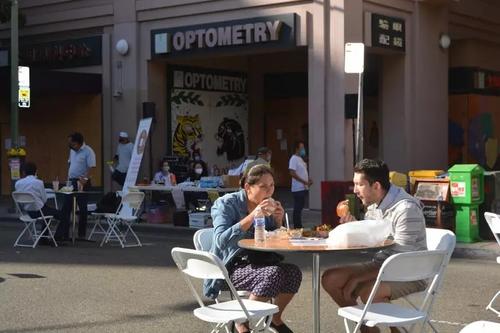 中国侨网美国奥克兰华埠的夏日步行街计划，允许顾客带外卖在户外就餐，颇受欢迎。（美国《世界日报》图 / 刘先进摄）