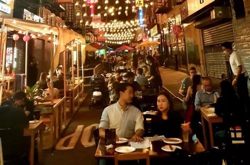 中国侨网相对于疫情热点区，曼哈顿华埠的疫情和缓，许多顾客回流，餐馆周末假日生意不错。(美国《世界日报》/王彩鹂 摄)