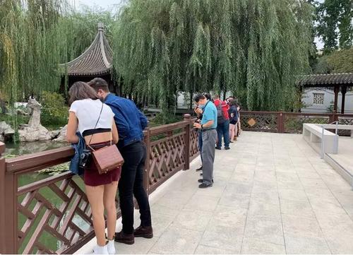 中国侨网不少游客都是专程来欣赏流芳园的新景点。(美国《世界日报》/张宏 摄)