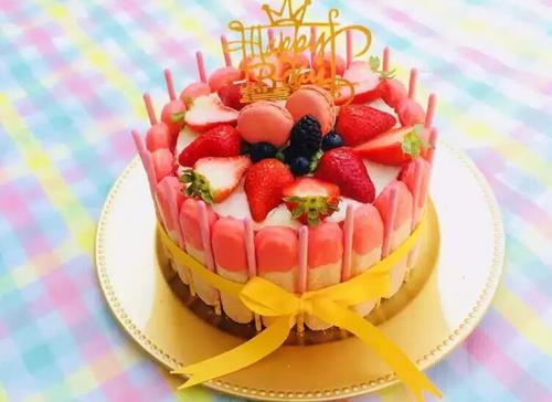 中国侨网为好友制作的草莓夏洛特生日蛋糕。(美国《世界日报》/陈家赋提供)