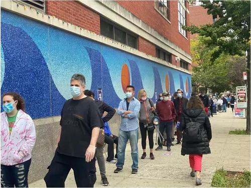 中国侨网法拉盛的“早鸟”投票站做好防疫措施,等待选民投票。(美国《世界日报》/牟兰 摄)