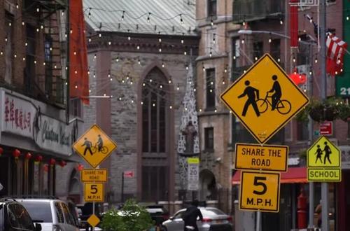 中国侨网为促进纽约华埠复苏，小区希望在勿街挂灯以吸引更多人造访。(美国《世界日报》/颜嘉莹 摄)
