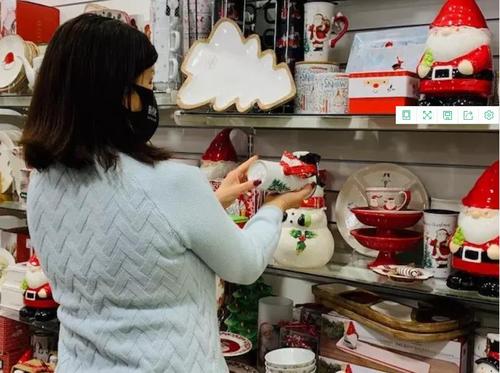 中国侨网民众过节热情高，圣诞节饰品销售提早开打。（图片来源：美国《世界日报》/杨青 摄）