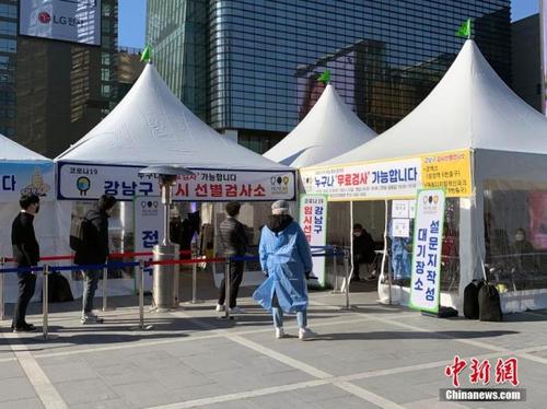 中国侨网资料图:韩国首尔市江南三成站地铁站附近,民众在临时筛查站外等待检测。 中新社记者 曾鼐 摄