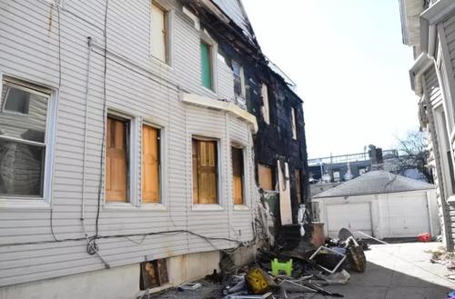 中国侨网布鲁克林班森贺一栋两层住家发生二级大火。(美国《世界日报》/颜洁恩 摄)