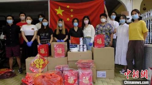 中国侨网博特拉大学志愿者在发放“春节包”　吴佳硕　摄