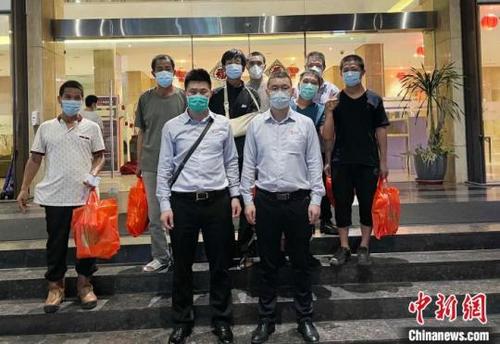 中国侨网图为中国建材集团和印尼”牵手公益”员工到宾馆为同胞送“福袋”年夜饭。　张宇红 摄