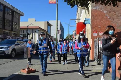 中国侨网华埠自发义工巡逻队启动后,透过和警局、社区联手,华埠治安好转。前排左为队长邝伟。(美国《世界日报》/刘先进 摄)