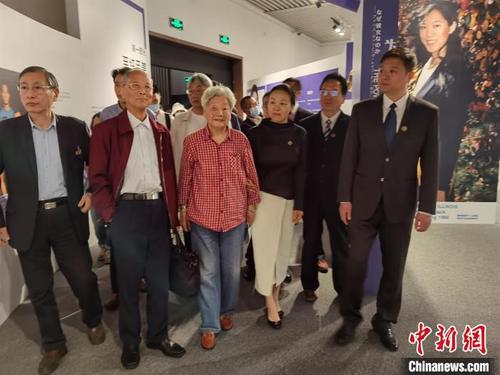 中国侨网当年陪同张纯如在南京走访的专家们,和纪念馆工作人员等一同观展。 朱晓颖 摄
