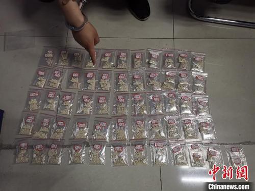 中国侨网缴获的部分毒品。　绵阳市公安局供图