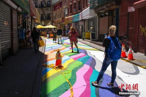 纽约华埠路面彩绘吸引游客望借此促进商业复苏