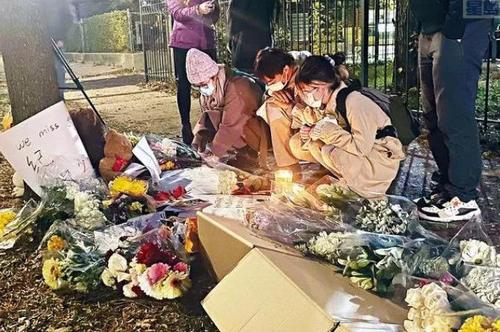 中国侨网郑少雄遇害后,多名当地留学生前往事发地点悼念。(图源:芝加哥留学生拍摄)