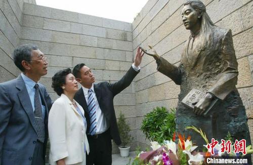 中国侨网2005年，侵华日军南京大屠杀遇难同胞纪念馆内，张绍进、张盈盈(左)为女儿张纯如雕塑揭幕。（资料图）　泱波　摄
