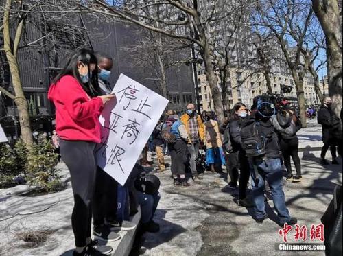 中国侨网资料图：当地时间3月21日，加拿大蒙特利尔上千人走上街头，参与反种族歧视游行，齐声抗议针对亚裔的暴力和仇恨犯罪。此次游行由亚裔团体牵头，多个组织及机构参加。 中新社发 彦宏 摄