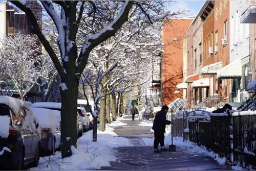 纽约市迎来2022年首场大雪华人民众铲雪清理道路