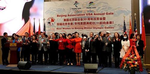中国侨网全体歌唱《北京欢迎你》。(美国新闻速递/肖博 摄)