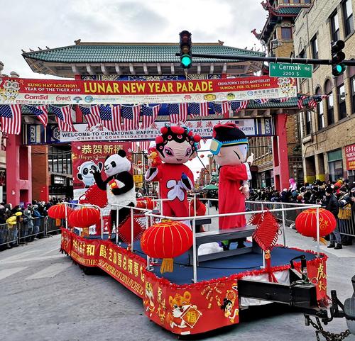 中国侨网当地时间2月13日，芝加哥南华埠举办了隆重的春节大游行。图为中国驻芝加哥总领馆的花车。（美国《芝加哥华语论坛》报/张大卫 摄）