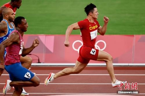 中国侨网2021年8月1日,在东京奥运会田径男子百米半决赛中,中国选手苏炳添以9.83秒的成绩获得小组第一顺利晋级决赛,并打破亚洲纪录,他也成为了首位闯进奥运男子百米决赛的中国人。图为苏炳添在比赛中。 中新社记者 富田 摄
