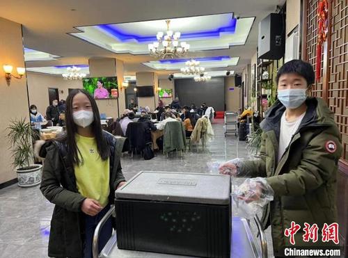中国侨网罗马尼亚台州商会为旅乌华侨和留学生提供免费伙食 罗马尼亚台州商会供图