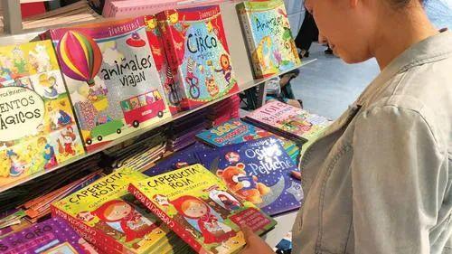 中国侨网图为在西班牙马德里市区一华人正在书店挑选儿童书籍。(《欧洲时报》梦唐 摄) 