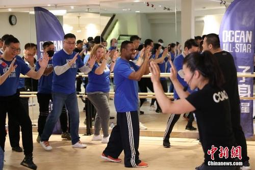 中国侨网图为学员跟随授课主教练苏珊·金(右)练习防卫动作。 中新社记者 廖攀 摄