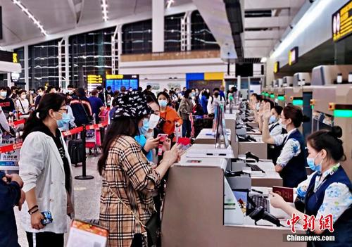 中国侨网资料图:留学生排队进行安检。 重庆机场集团供图