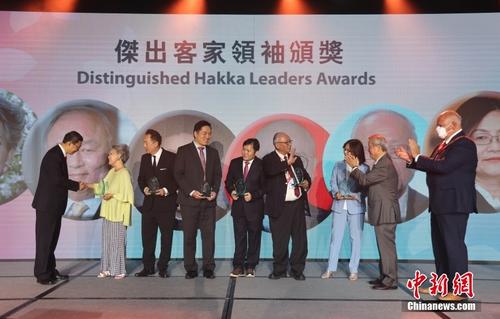 中国侨网6月25日,第31届世界客属恳亲大会在加拿大安大略省万锦市(Markham)开幕。约1500名来自全球各地的客家乡亲齐聚一堂,共话弘扬客家精神、传播中华文化、促进经贸交流。图为中国驻多伦多总领事韩涛(左1)、万锦市市长薛家平(Frank Scarpitti,右1)等向前国会参议员利德蕙(左2)等6位加拿大“杰出客家领袖”颁奖。 中新社记者 余瑞冬 摄