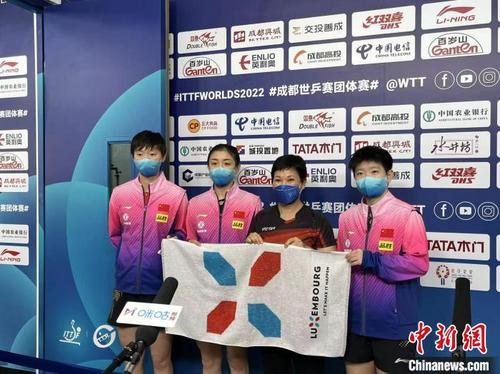 中国侨网“乒乓奶奶”倪夏莲客串记者祝福国乒。 贺劭清 摄