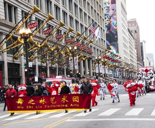 中国侨网芝加哥舞之林艺术团的花车方队在游行队伍中