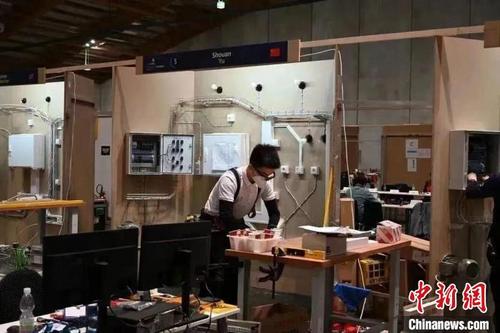中国侨网图为余守安参加2022年世界技能大赛特别赛。 江苏省盐城技师学院供图