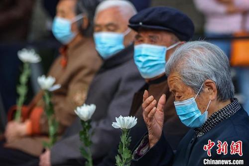 中国侨网艾义英(右)参加南京大屠杀死难者家庭祭告活动。 泱波 摄