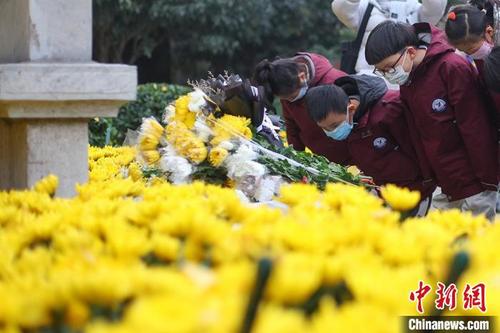 中国侨网南京小学生在侵华日军南京大屠杀遇难同胞正觉寺丛葬地悼念遇难同胞。 泱波 摄