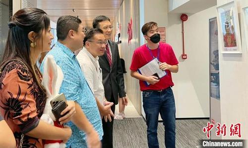 中国侨网嘉宾们在参观画展 吉隆坡中国文化中心 摄