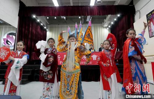 中国侨网加拿大中国戏曲艺术协会“小梨园”少儿班的孩子们将在海外新年戏曲晚会上表演不同流派的名家名段。　余瑞冬　摄