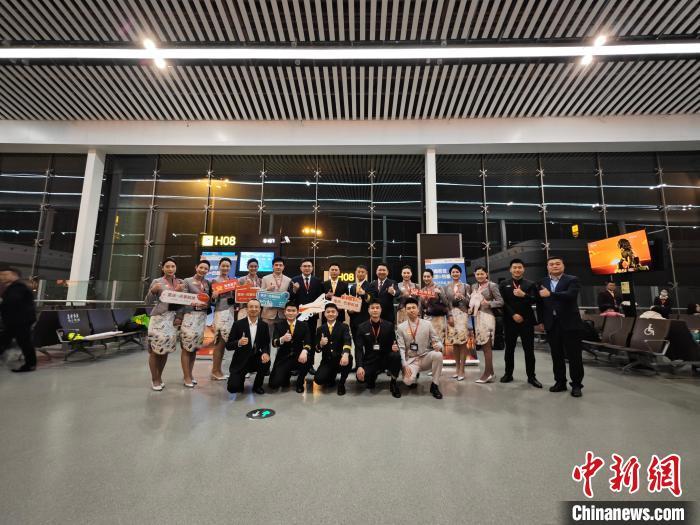 中国侨网11月28日，重庆直飞巴黎航线复航，图为工作人员合影。连晋摄