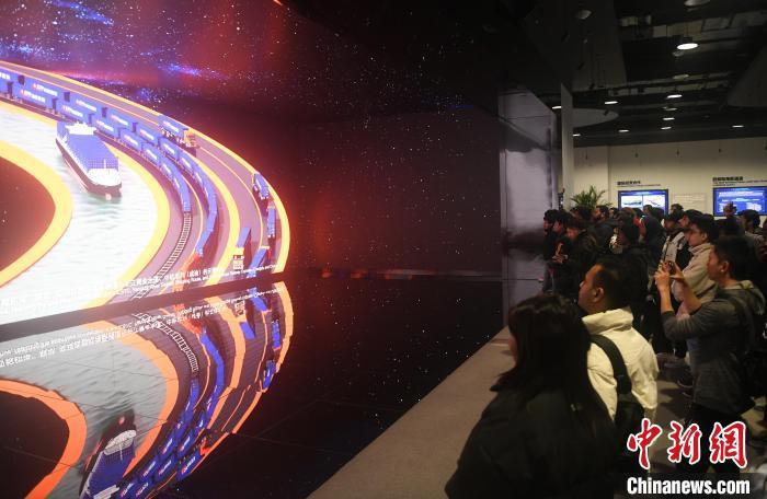 20个国家的近80名留学生走进重庆果园港参观